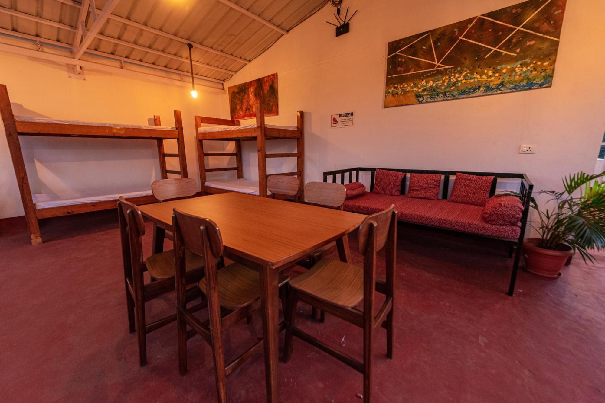 Hotel La Paulo'S Near Beach Resort Morjim Esterno foto