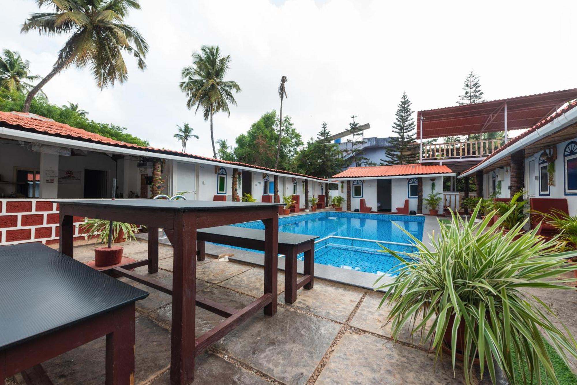 Hotel La Paulo'S Near Beach Resort Morjim Esterno foto