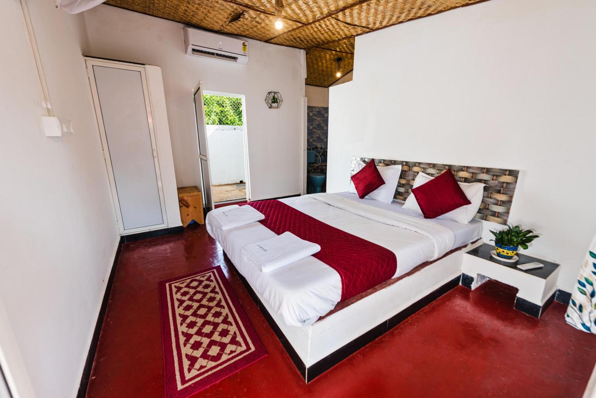 Hotel La Paulo'S Near Beach Resort Morjim Esterno foto