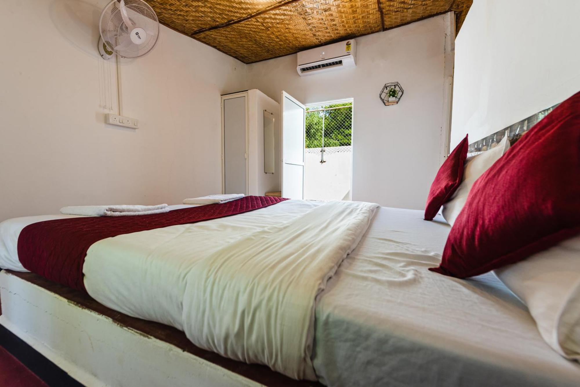 Hotel La Paulo'S Near Beach Resort Morjim Esterno foto