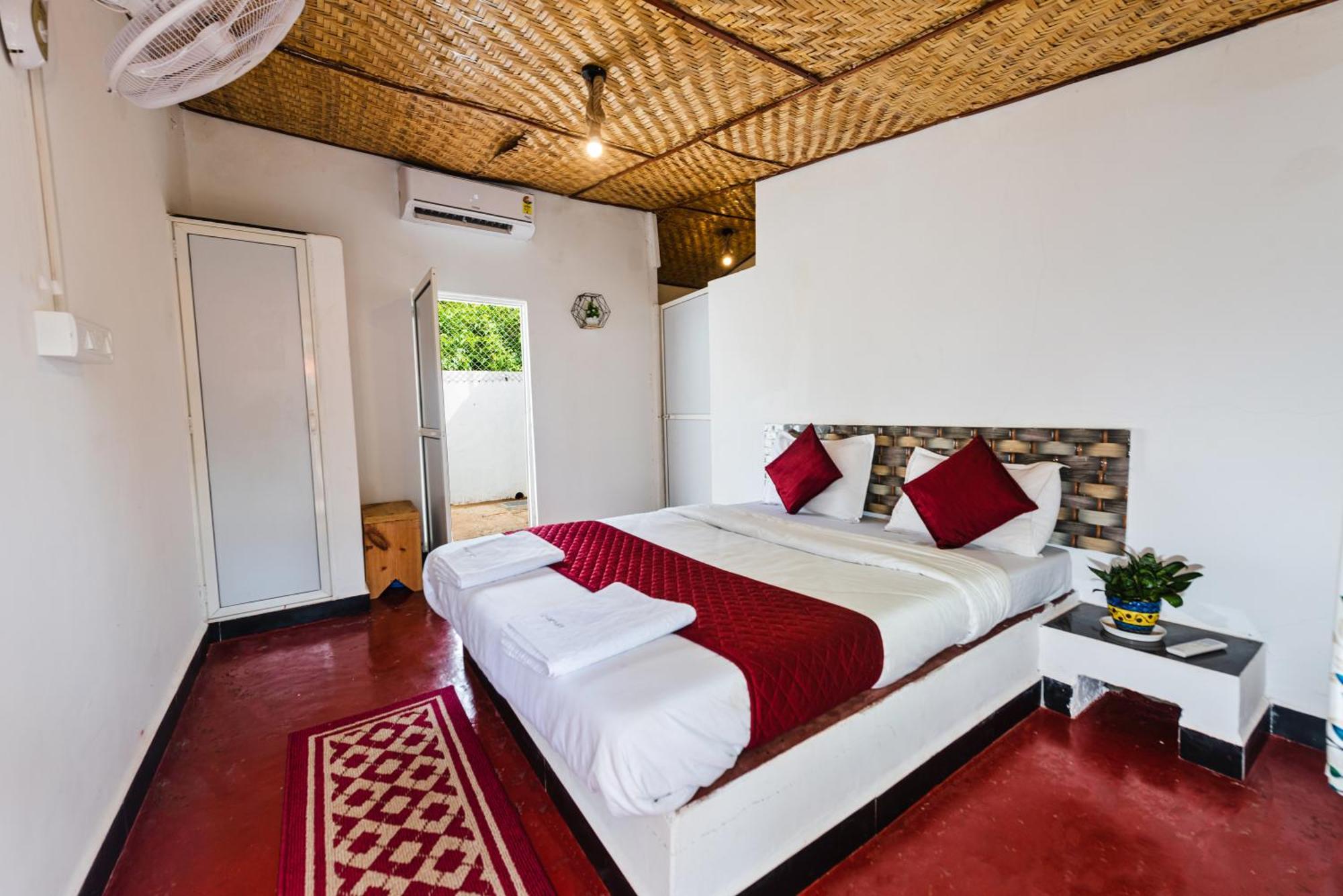 Hotel La Paulo'S Near Beach Resort Morjim Esterno foto