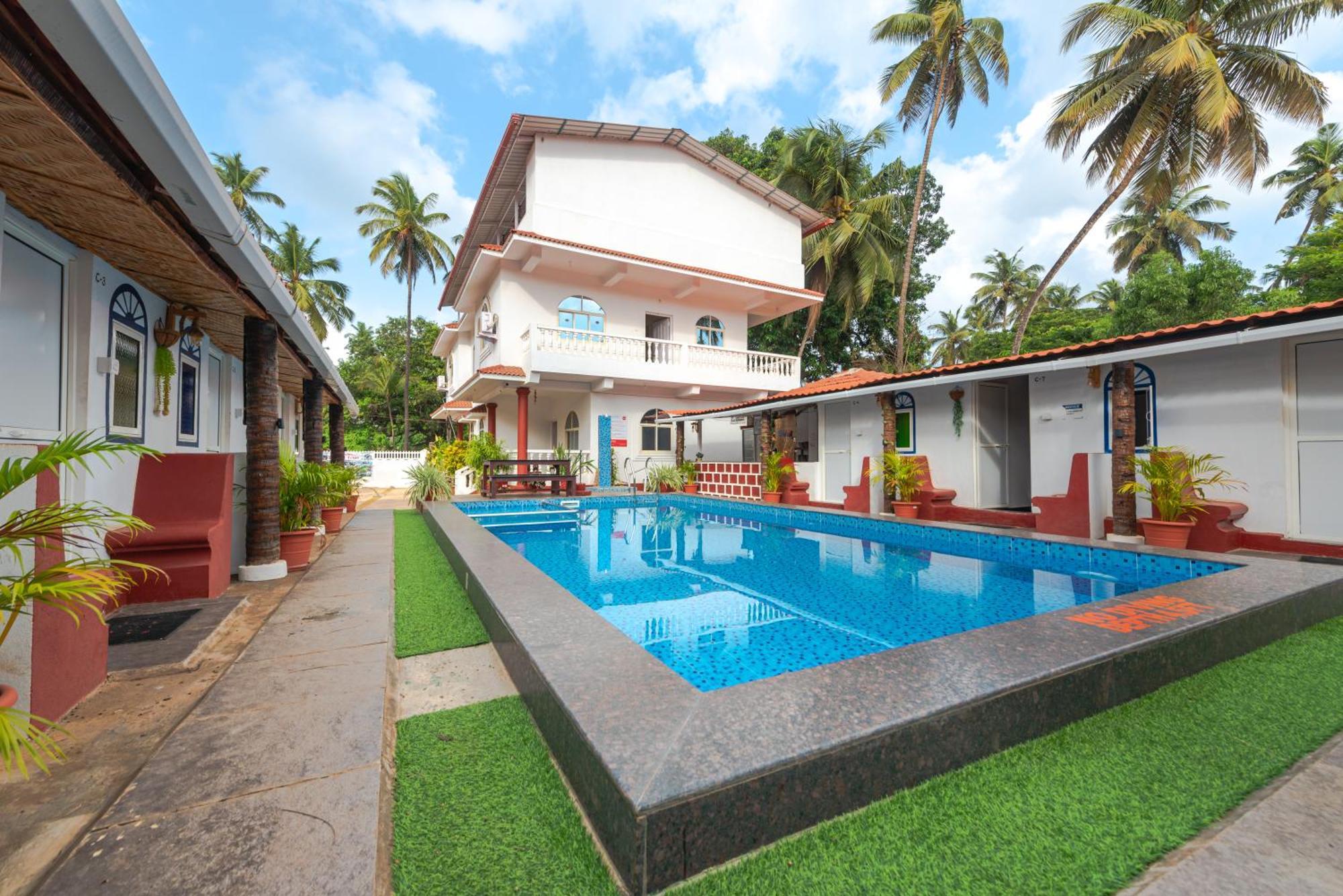Hotel La Paulo'S Near Beach Resort Morjim Esterno foto